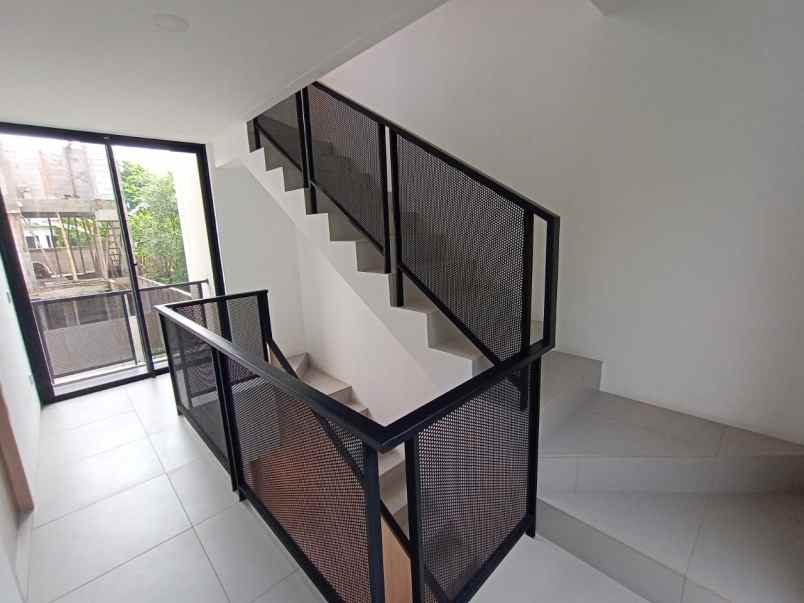 dijual rumah 3 lantai bisa kpr dekat menteng bintaro