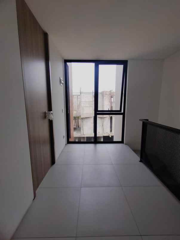 dijual rumah 3 lantai bisa kpr dekat menteng bintaro