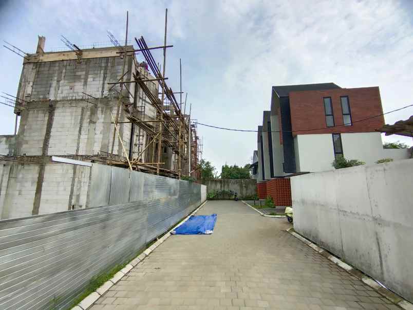 dijual rumah 3 lantai bisa kpr dekat menteng bintaro