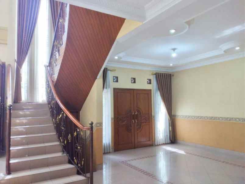 dijual rumah antapani