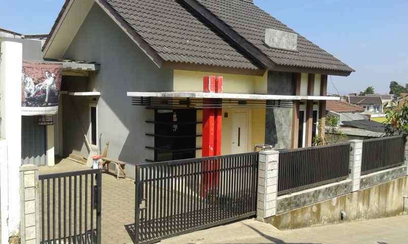 dijual rumah cipageran