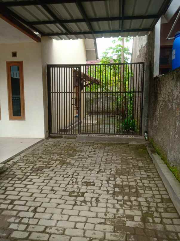 dijual rumah cipamokolan