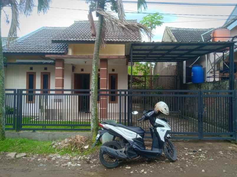 dijual rumah cipamokolan