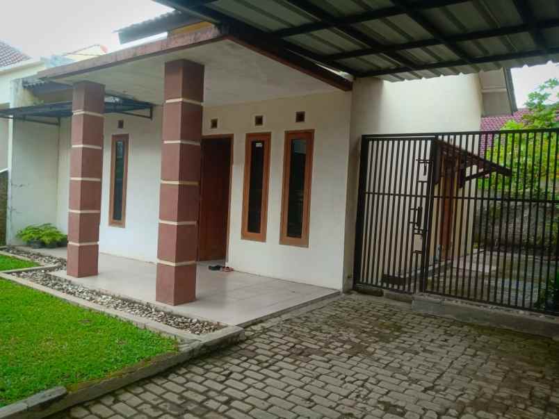 dijual rumah cipamokolan