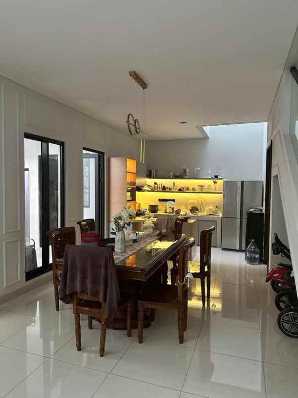 dijual rumah cluster emily sumarecon