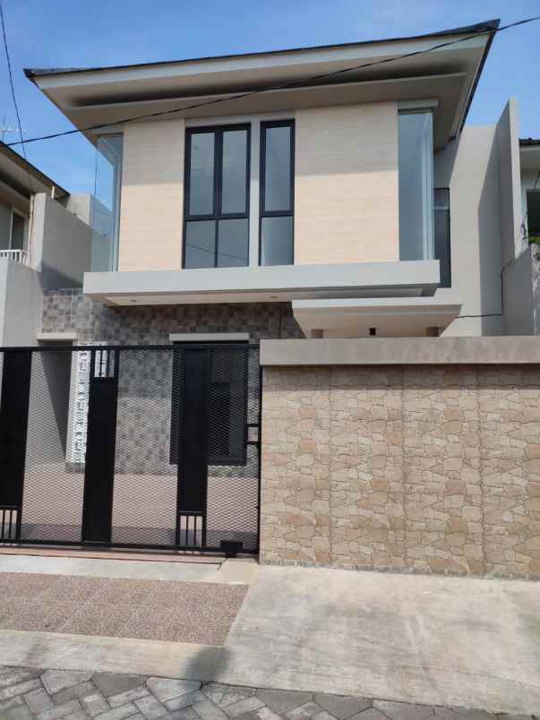 dijual rumah darmo permai utara