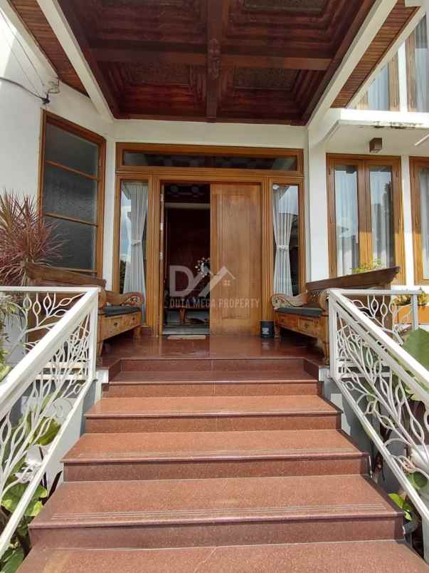 dijual rumah dengan parkir basement di bintaro