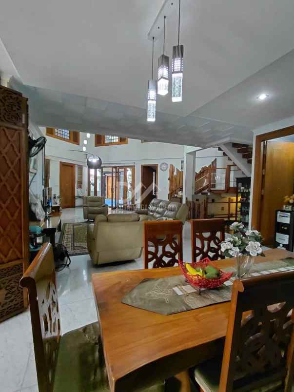 dijual rumah dengan parkir basement di bintaro
