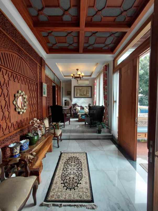 dijual rumah dengan parkir basement di bintaro