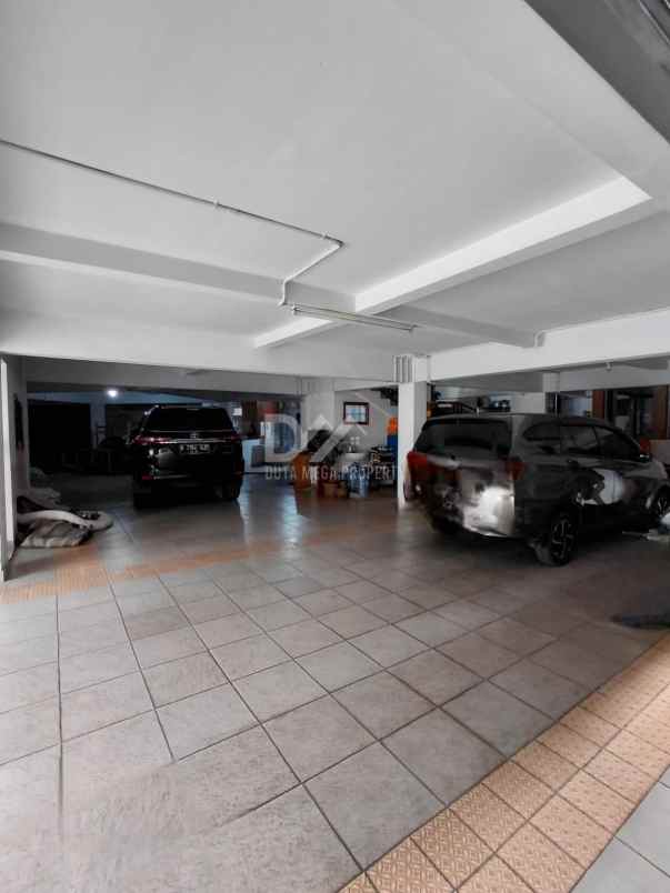 dijual rumah dengan parkir basement di bintaro