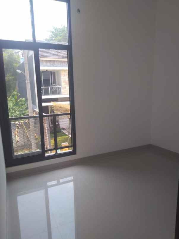 dijual rumah dua lantai tanpa dp