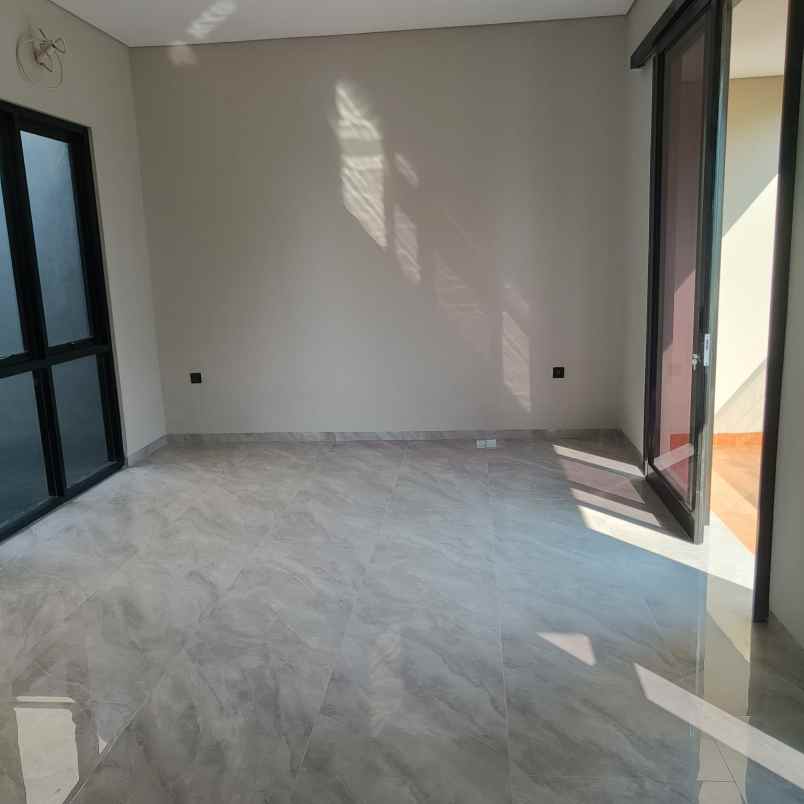 dijual rumah grand pakuwon