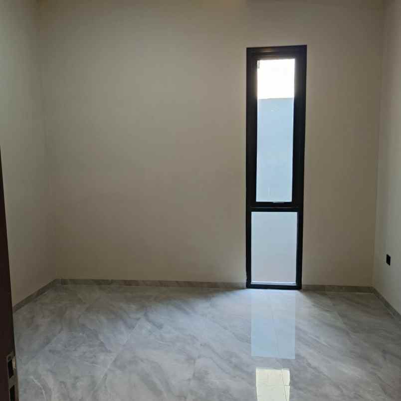 dijual rumah grand pakuwon