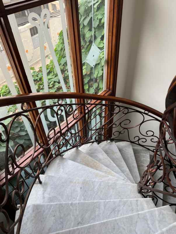 dijual rumah hook mewah di tomang jakarta barat