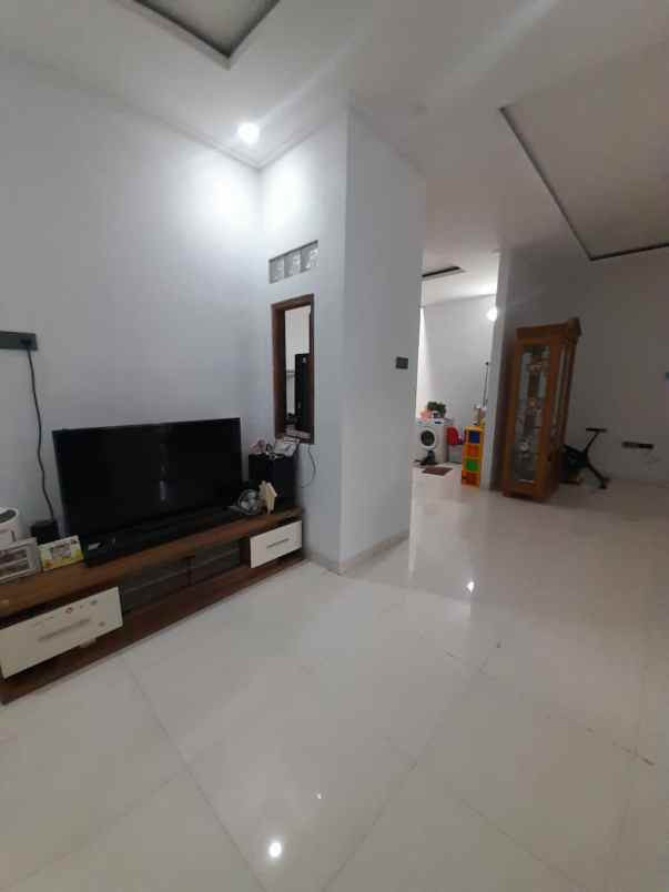 dijual rumah jaka sampurna