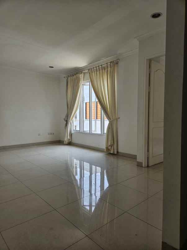 dijual rumah jalan m kahfi 1 cilandak