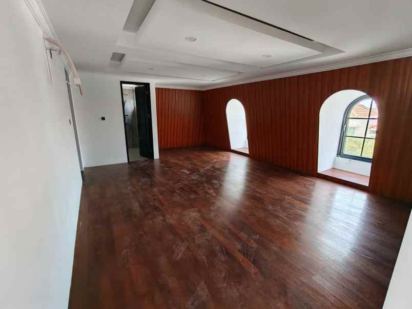 dijual rumah jalan pakuwon indah