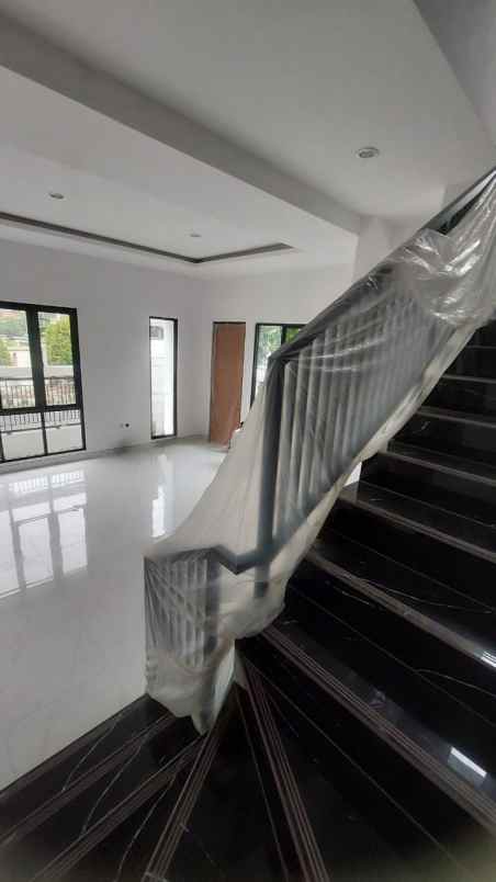 dijual rumah jalan prapen indah