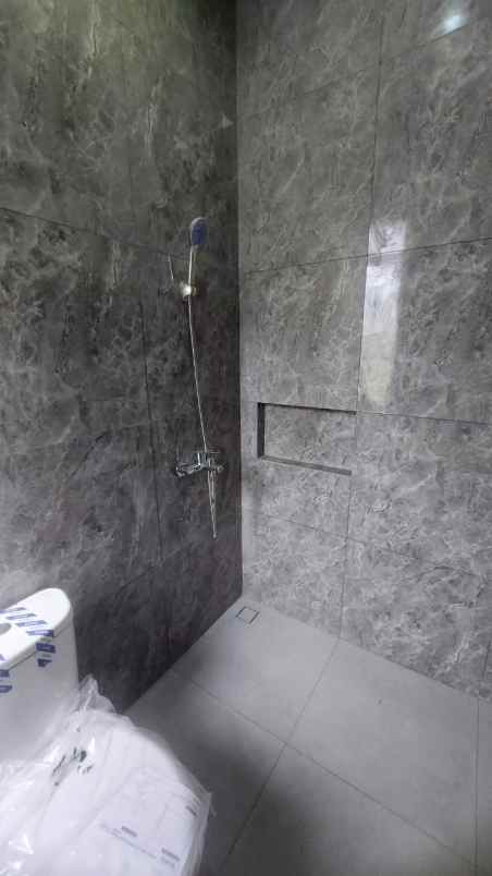 dijual rumah jalan prapen indah