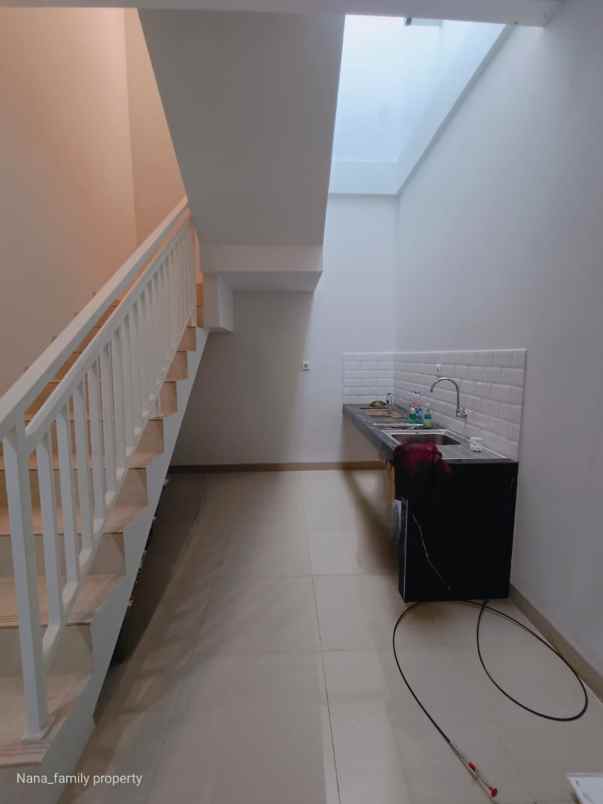 dijual rumah jalan raya beruang bintaro