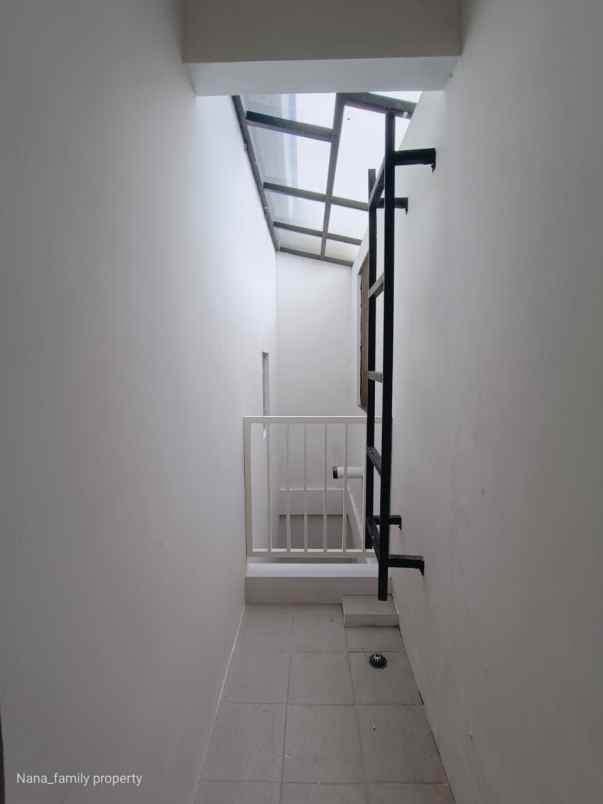 dijual rumah jalan raya beruang bintaro