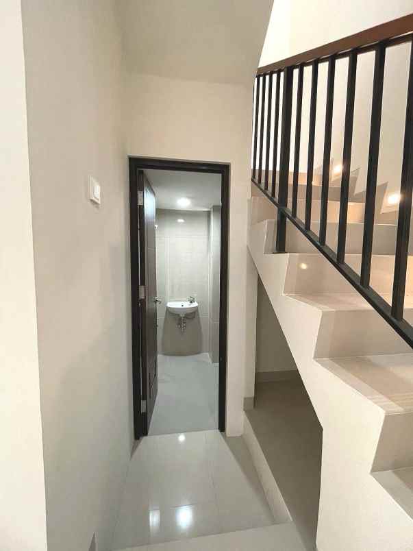 dijual rumah jalan raya bintaro sektor 2