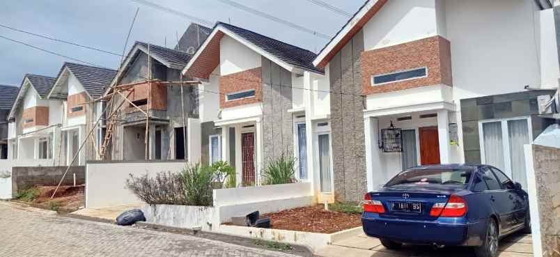 dijual rumah jalan raya keradenan