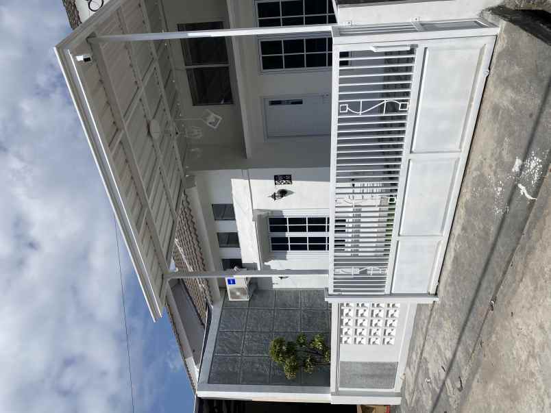 dijual rumah jalan raya megu cisoka