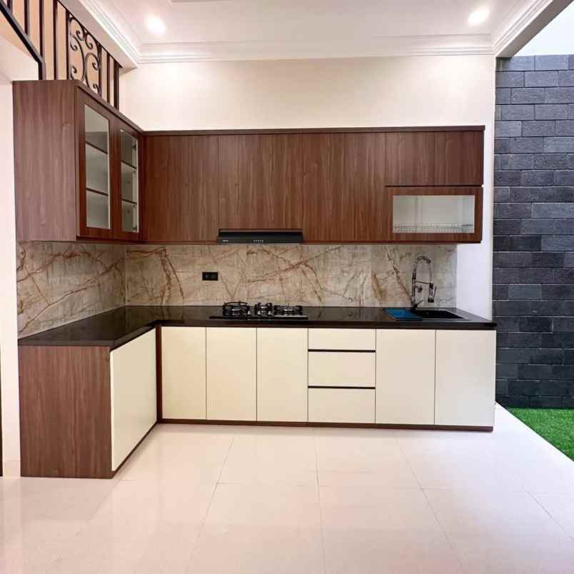 dijual rumah jalan raya meruya