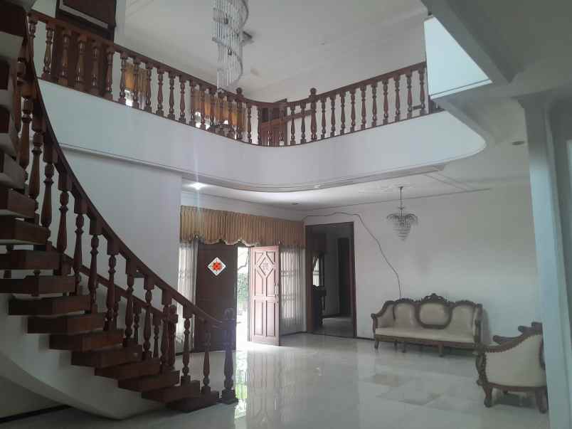 dijual rumah jalan raya satelit utara