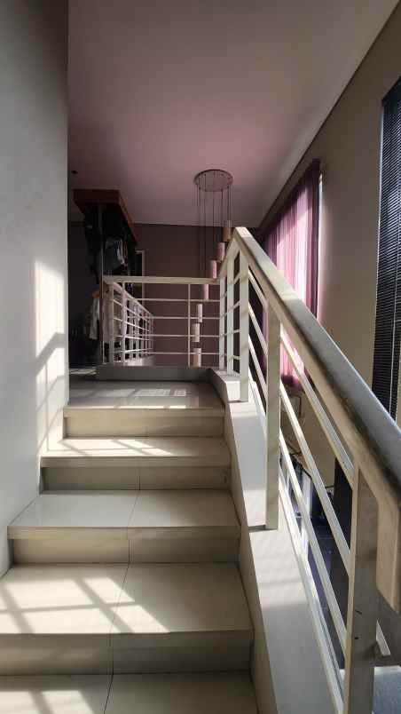 dijual rumah jalan royal residence