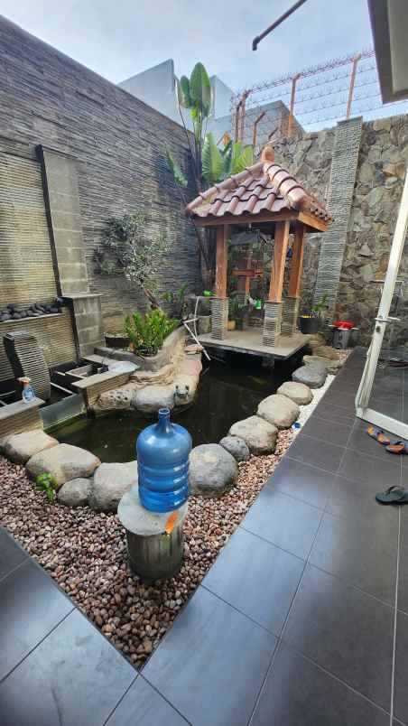 dijual rumah jalan royal residence