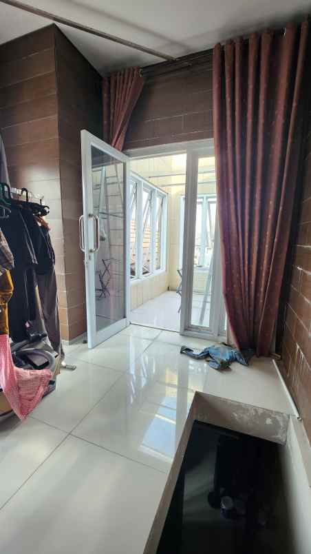 dijual rumah jalan royal residence
