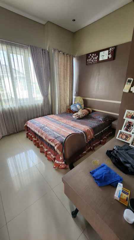 dijual rumah jalan royal residence