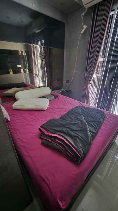 dijual rumah jalan royal residence