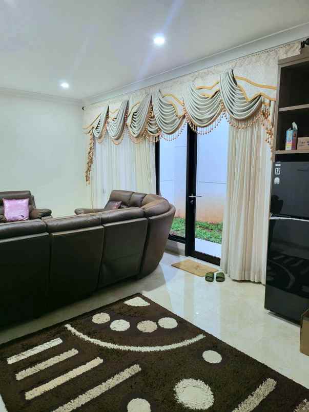 dijual rumah jl karawang barat