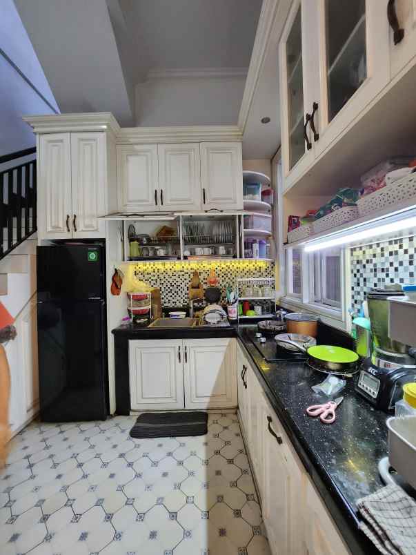 dijual rumah jl kelapa hijau komplek