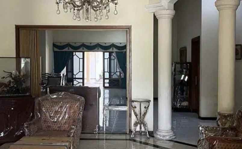 dijual rumah jl manyar kartika menur