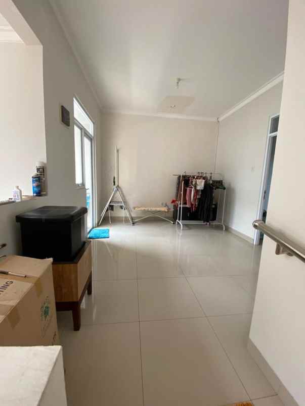 dijual rumah jl raya mustika sari