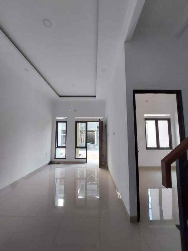 dijual rumah jl salak