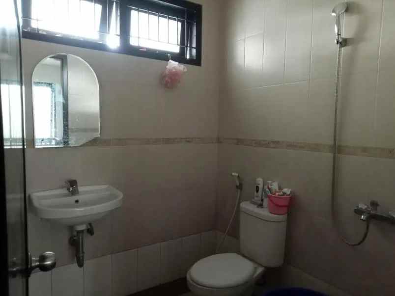 dijual rumah jl taman laguna cibubur