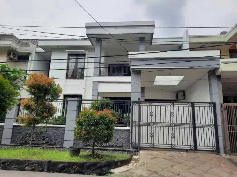 dijual rumah jl taman laguna cibubur