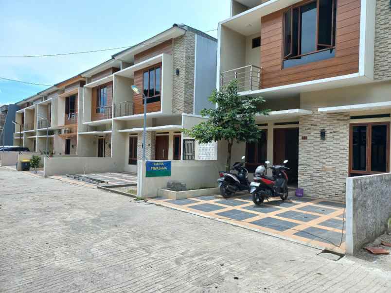 dijual rumah kalimulya dekat alun alun