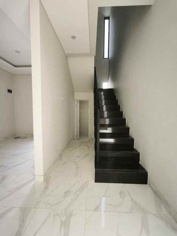 dijual rumah karang asem