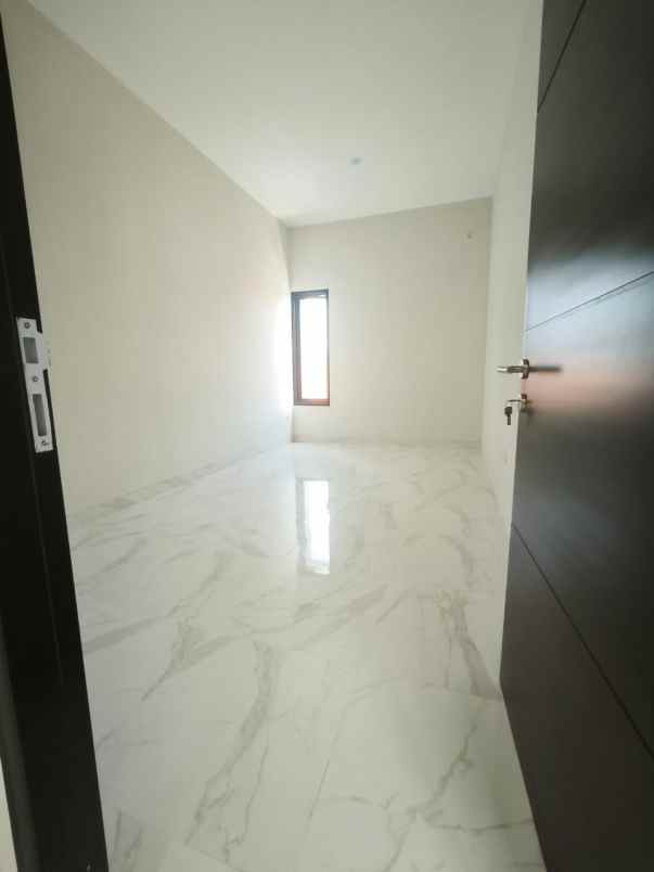 dijual rumah karang asem