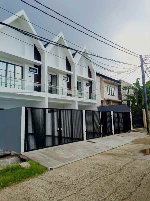 dijual rumah kav dki meruya utara jakbar