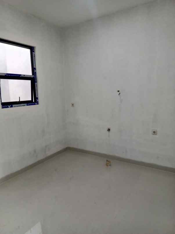 dijual rumah kav dki meruya utara jakbar