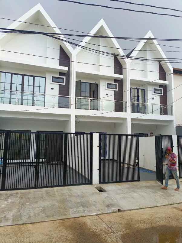 dijual rumah kav dki meruya utara jakbar