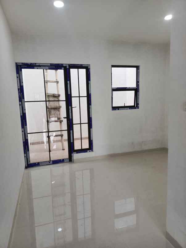 dijual rumah kav dki meruya utara jakbar