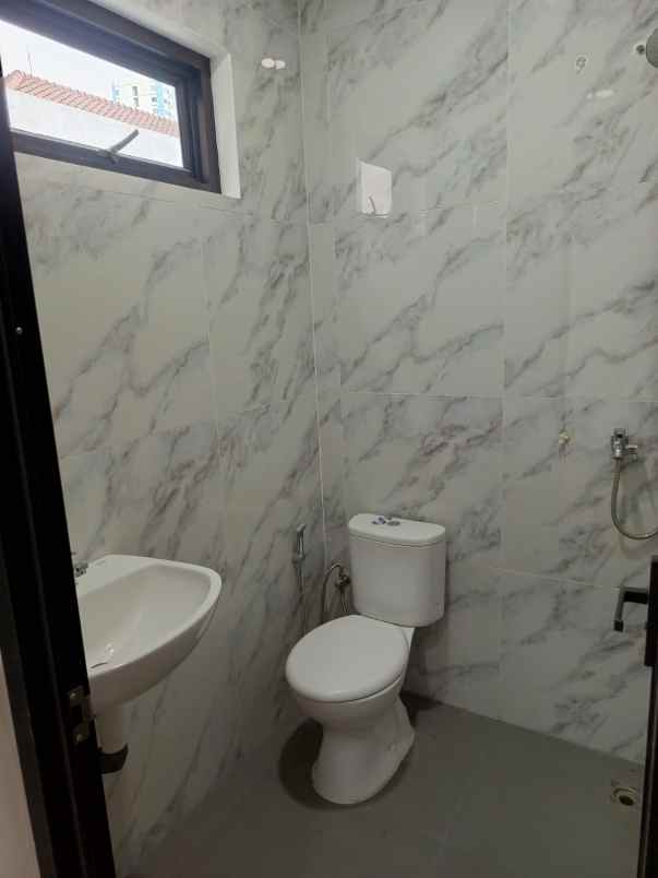 dijual rumah kav dki meruya utara jakbar